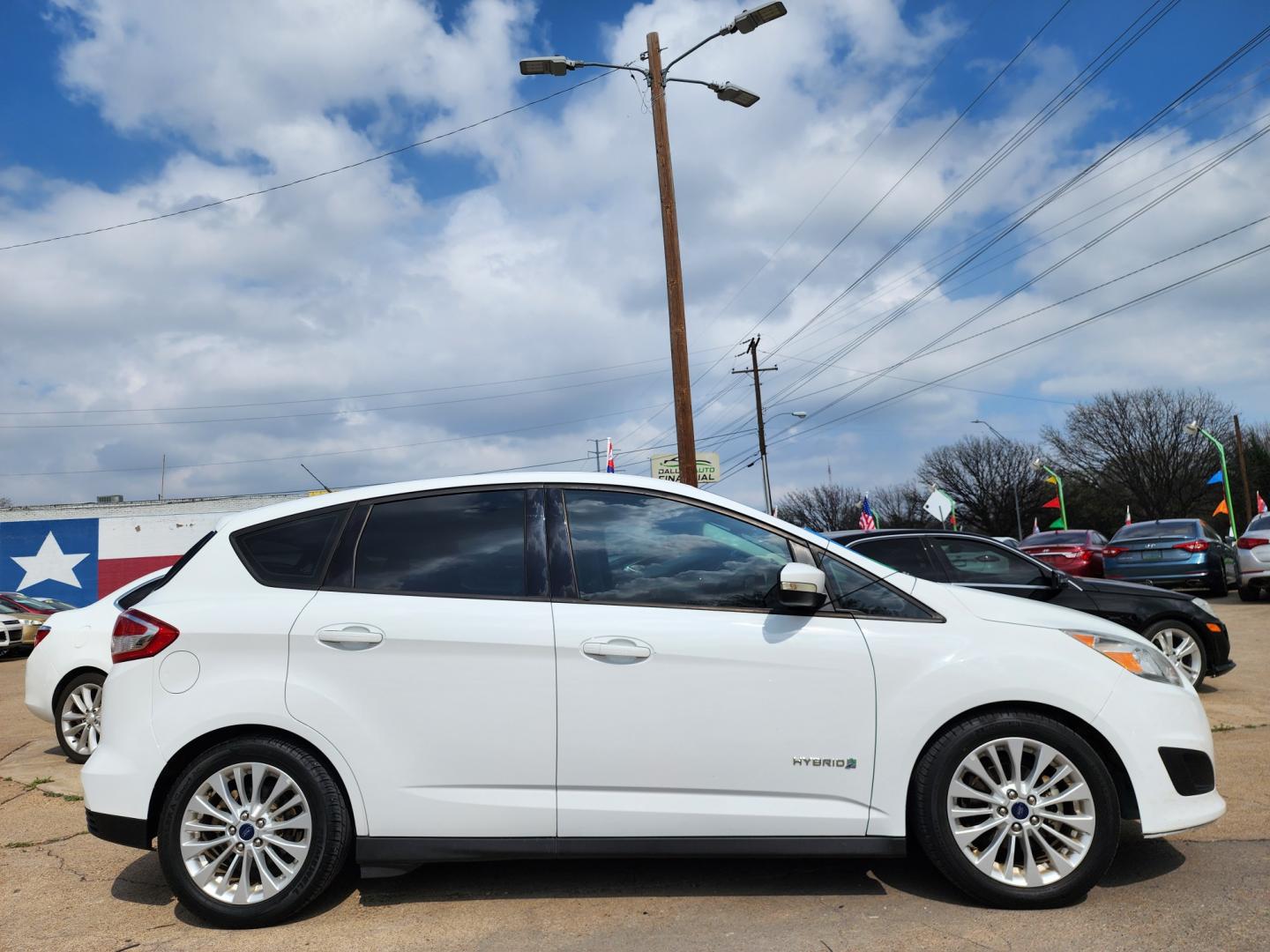 2017 WHITE Ford C-Max Hybrid SE (1FADP5AU2HL) with an 2.0L L4 DOHC 16V HYBRID engine, CVT transmission, located at 2660 S.Garland Avenue, Garland, TX, 75041, (469) 298-3118, 32.885551, -96.655602 - Photo#2